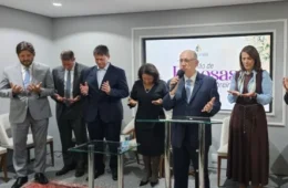 Associação pede inelegibilidade de Tarcísio e candidatos ao Senado após ato em igreja