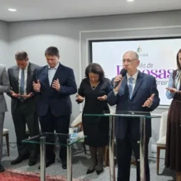 Associação pede inelegibilidade de Tarcísio e candidatos ao Senado após ato em igreja