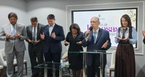 Associação pede inelegibilidade de Tarcísio e candidatos ao Senado após ato em igreja