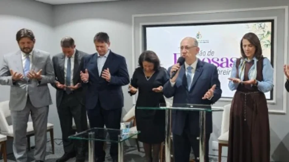 Associação pede inelegibilidade de Tarcísio e candidatos ao Senado após ato em igreja
