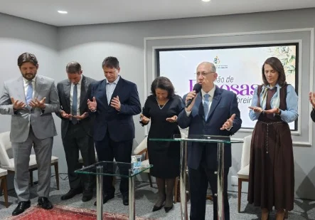 Associação pede inelegibilidade de Tarcísio e candidatos ao Senado após ato em igreja