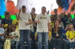 Flávio Bolsonaro radicaliza discurso em ato no Rio