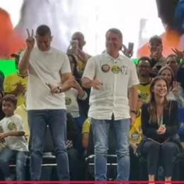 Flávio Bolsonaro radicaliza discurso em ato no Rio