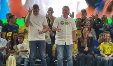 Flávio Bolsonaro radicaliza discurso em ato no Rio