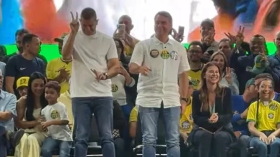 Flávio Bolsonaro radicaliza discurso em ato no Rio