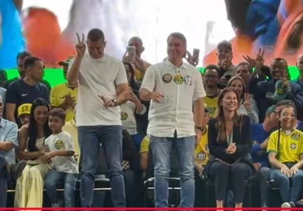 Flávio Bolsonaro radicaliza discurso em ato no Rio