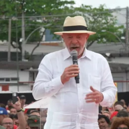 Em comício no Rio, Lula promete reforço federal no combate ao crime organizado