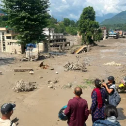Tragédia entre Nepal e Tibete deixa mais de 550 mortos e 1,5 mil desaparecidos