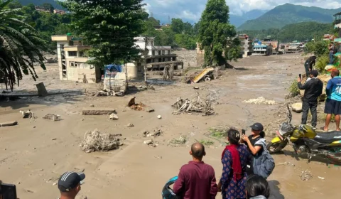 Deslizamentos no Nepal formam novo lago e aumentam risco de segundo desastre