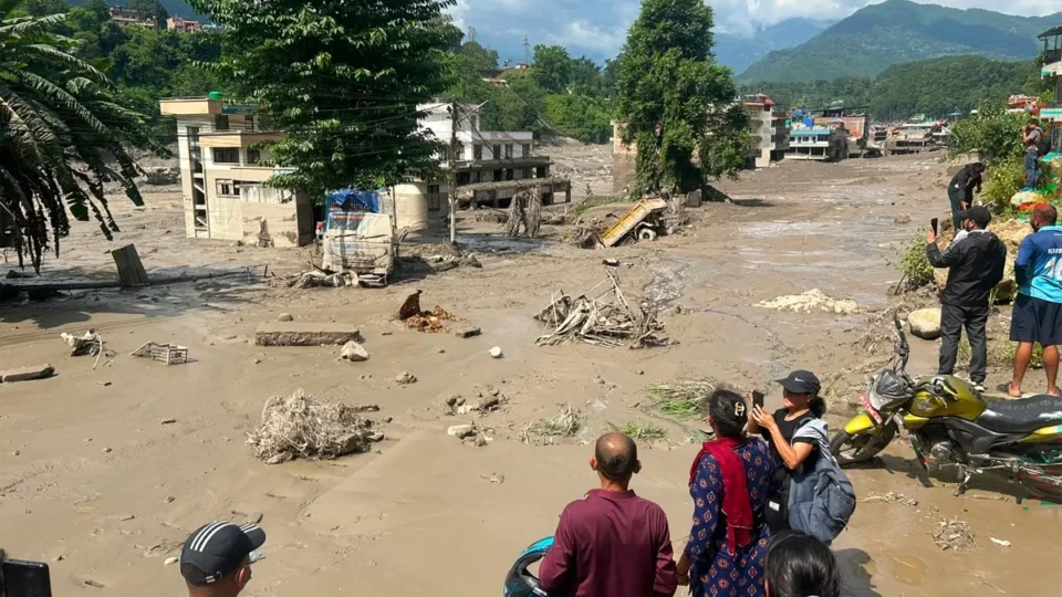 Deslizamentos no Nepal formam novo lago e aumentam risco de segundo desastre