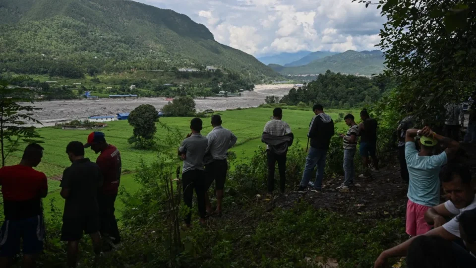 Risco de novas inundações leva Nepal a pedir que equipes de resgate procurem áreas seguras