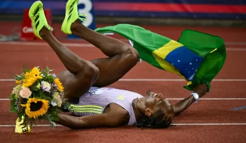 Alison dos Santos quebra recorde mundial dos 400 metros com barreiras
