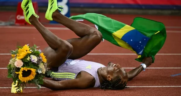 Alison dos Santos quebra recorde mundial dos 400 metros com barreiras