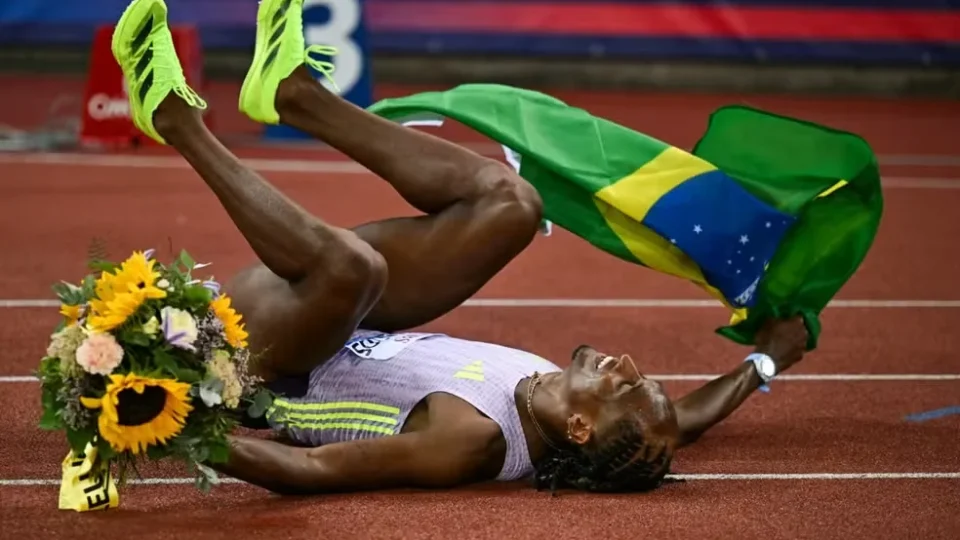 Alison dos Santos quebra recorde mundial dos 400 metros com barreiras