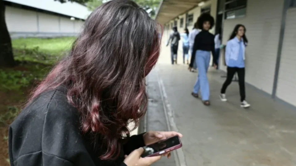 Instagram terá ‘modo escola’ e veto a filtro de beleza para adolescentes nos EUA