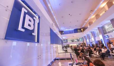 Ibovespa cai pelo 9º dia seguido e dólar sobe a R$ 5,22