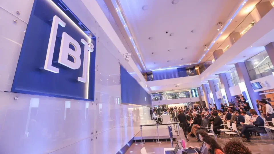 Ibovespa cai pelo 9º dia seguido e dólar sobe a R$ 5,22