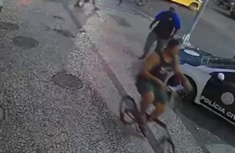 Segurança preso por espancamento chega à delegacia com bicicleta da vítima