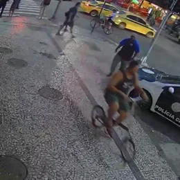 Segurança preso por espancamento chega à delegacia com bicicleta da vítima