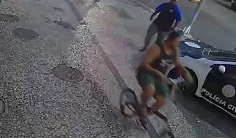 Segurança preso por espancamento chega à delegacia com bicicleta da vítima
