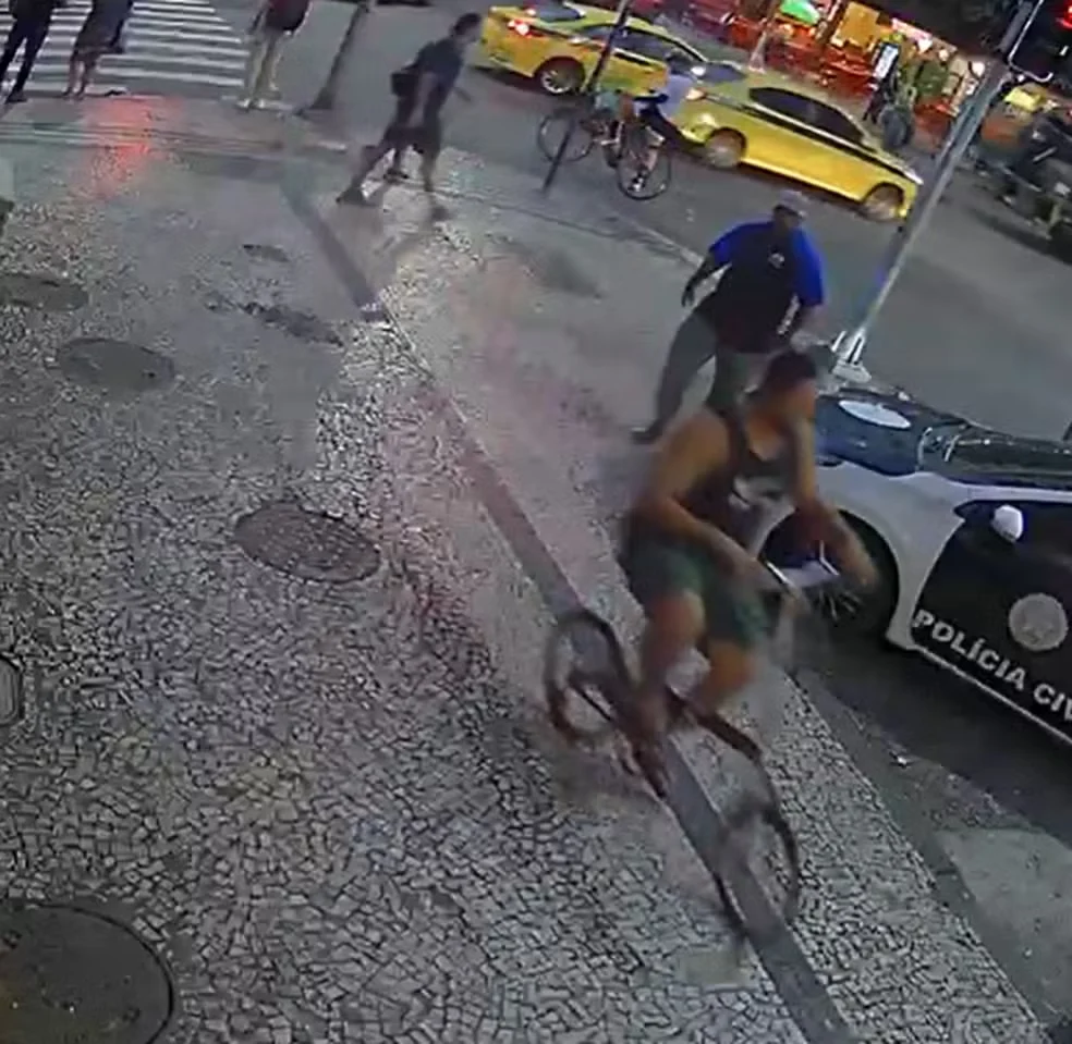 Segurança preso por espancamento chega à delegacia com bicicleta da vítima