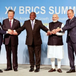 Brics Pay e desdolarização: bloco avança para criar sistemas de pagamento independentes
