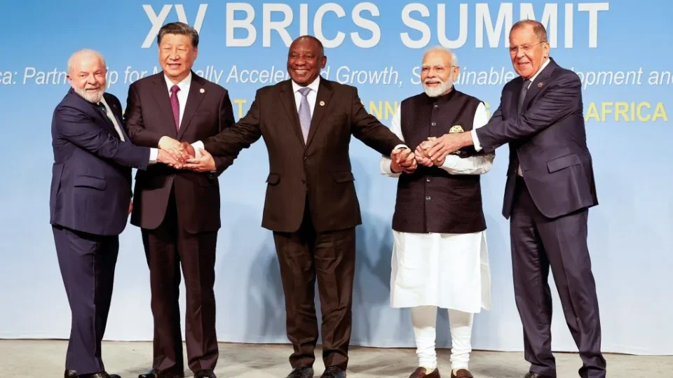 Brics Pay e desdolarização: bloco avança para criar sistemas de pagamento independentes