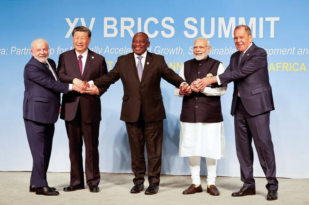 Brics Pay e desdolarização: bloco avança para criar sistemas de pagamento independentes