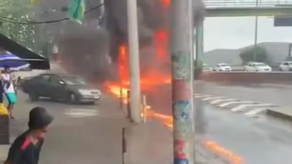 Operação da PM no Complexo de Israel (RJ) provoca tiroteios e bloqueios na Avenida Brasil
