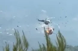 Helicópteros de combate a incêndios florestais colidem no ar na Grécia