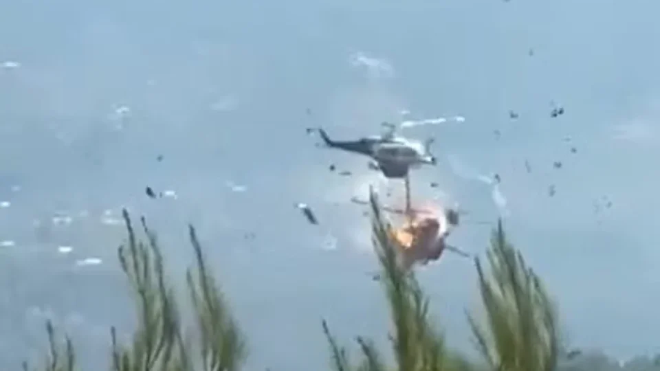 Helicópteros de combate a incêndios florestais colidem no ar na Grécia