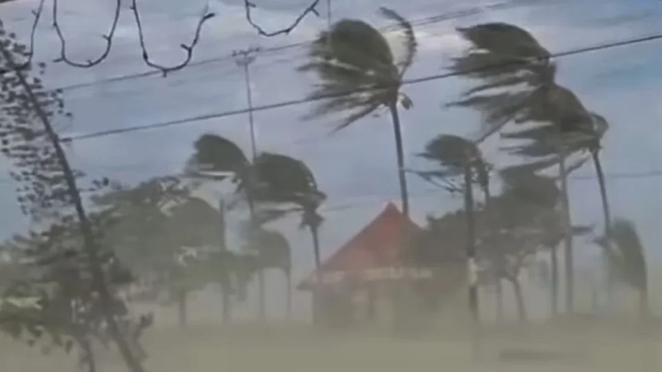 Ciclone-bomba se afasta da costa, mas ventos de até 90 km/h ainda atingem Sul e Sudeste