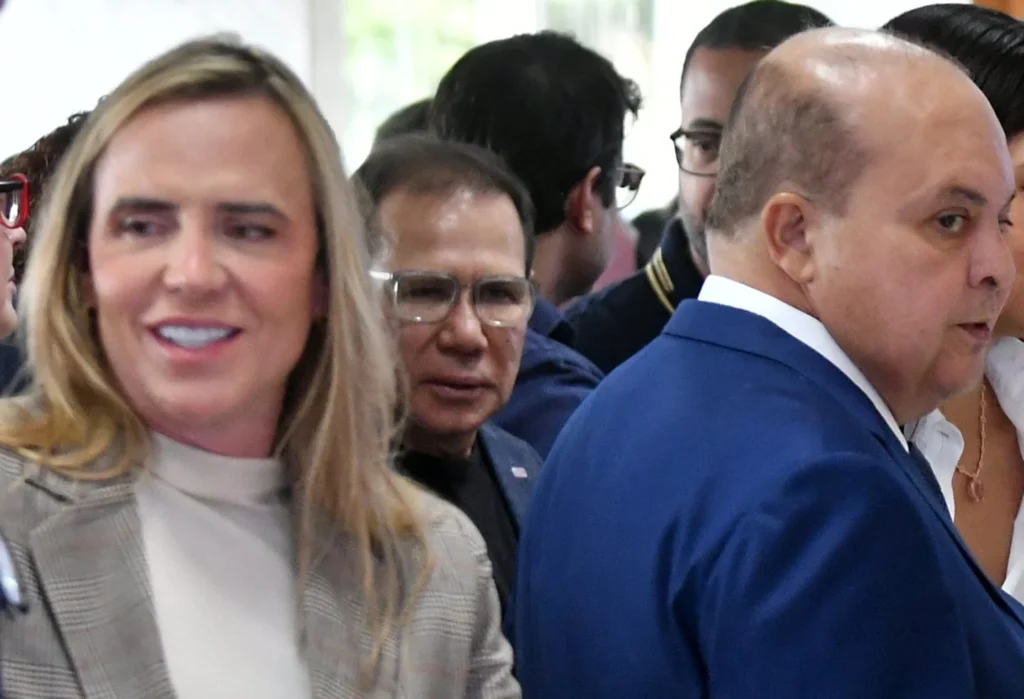 Celina e Ibaneis quebram o DF e não vão ao cinema