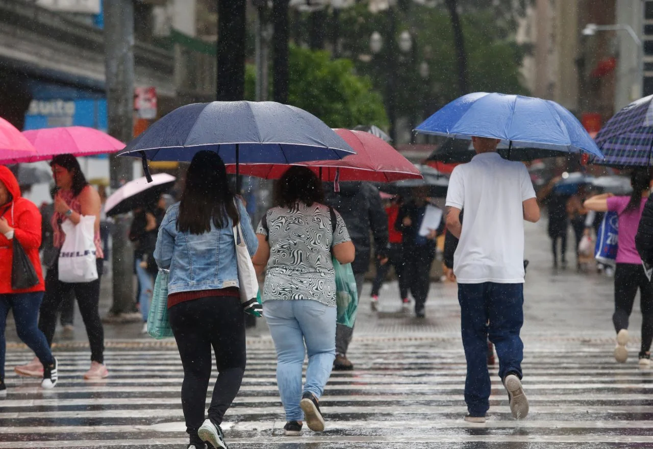 Inmet alerta para vendavais em diferentes regiões do Brasil; veja estados afetados