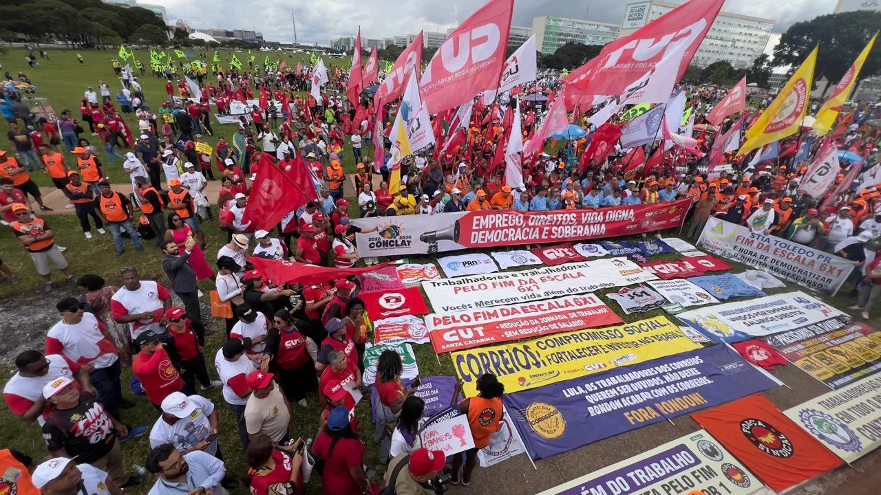 Mobilização pelo fim da escala 6×1 em Brasília; trabalhadores voltam às ruas por três dias nesta semana | Crédito: Roberto Parizotti/CUT