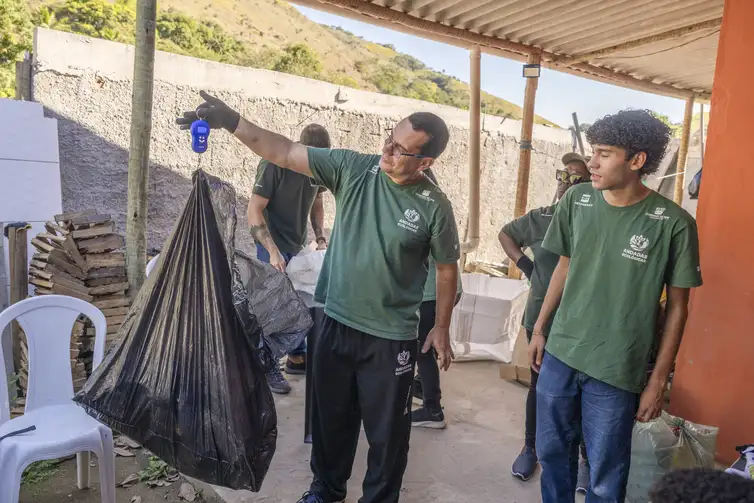 Desde janeiro, pescadores artesanais e catadores de caranguejos retiraram 12 mil kgs de resíduos do Rio Suruí e de suas margens com a Operação LimpaOca. Foto: Rodrigo Campanário/Divulgação