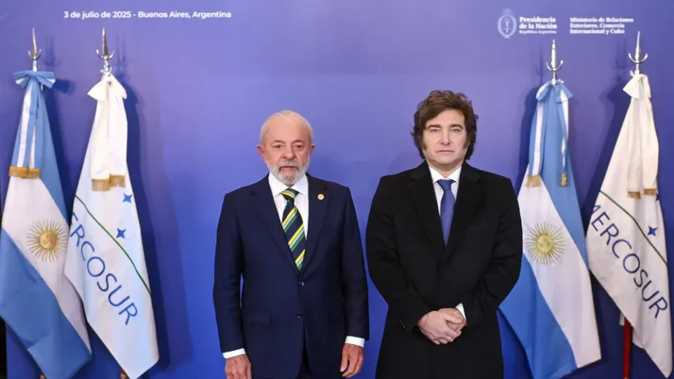 Sete em cada dez argentinos rejeitam ataques de Milei a Lula, aponta pesquisa
