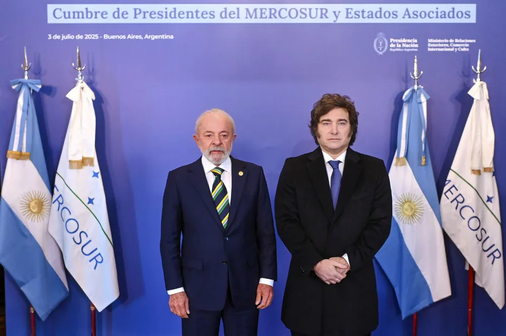 Sete em cada dez argentinos rejeitam ataques de Milei a Lula, aponta pesquisa