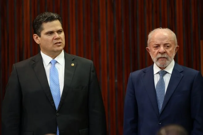 Davi Alcolumbre (à esquerda) e o presidente Lula (à direita) durante posse de Nunes Marques na presidência do TSE | Valter Campanato/Agência Brasil