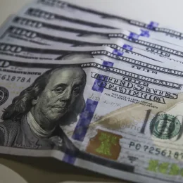 Dólar despenca a R$ 5,10 e Bolsa dispara com pesquisas eleitorais