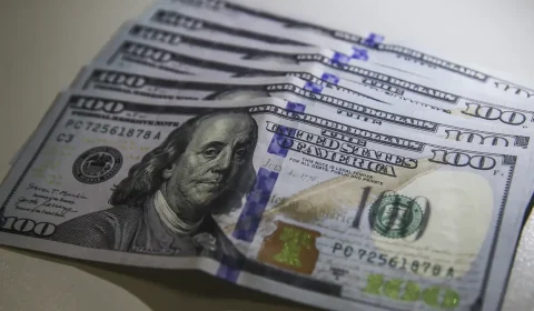 Dólar sobe a R$ 5,18 e Bolsa cai com juros, inflação e relatório do JPMorgan