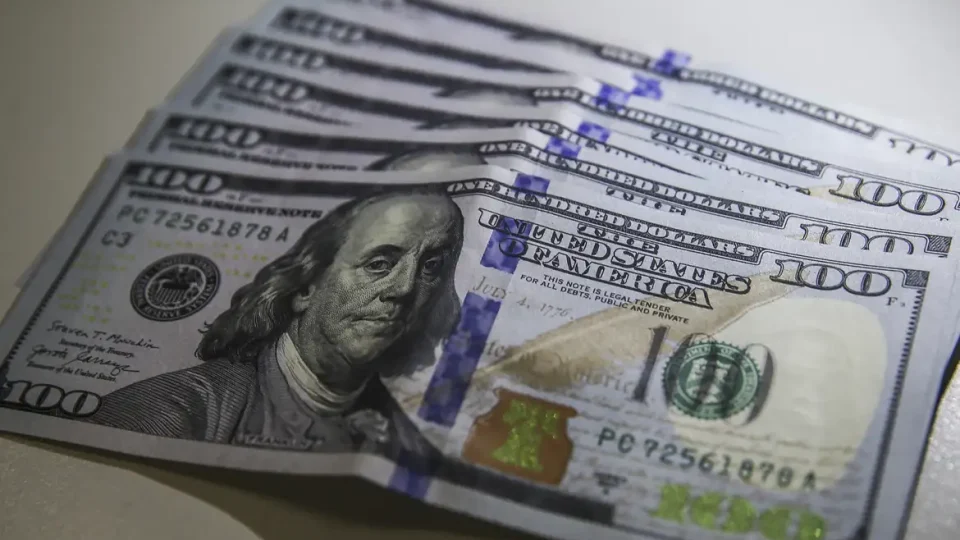 Dólar sobe a R$ 5,18 e Bolsa cai com juros, inflação e relatório do JPMorgan