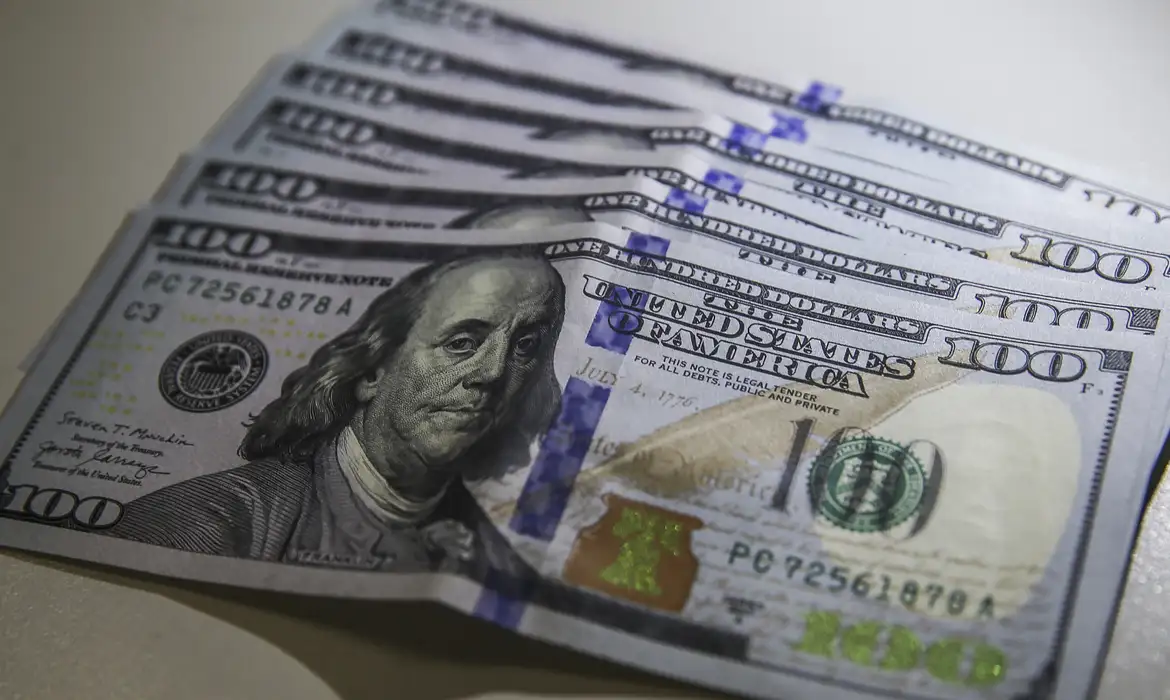 Dólar sobe a R$ 5,18 e Bolsa cai com juros, inflação e relatório do JPMorgan