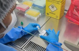 Anvisa atualiza regras sobre controle de qualidade em laboratórios