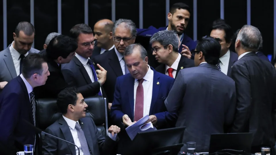 Homens e brancos concentram mais de 72% da verba pública na largada eleitoral
