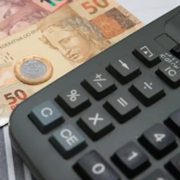 Economistas reduzem previsão para juros pela primeira vez desde o início da guerra no Irã
