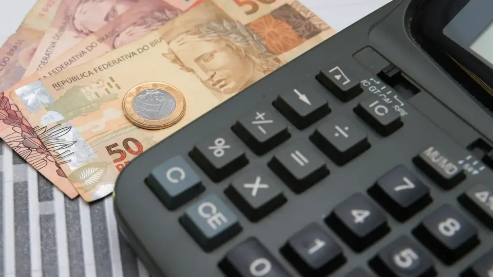 Economistas reduzem previsão para juros pela primeira vez desde o início da guerra no Irã