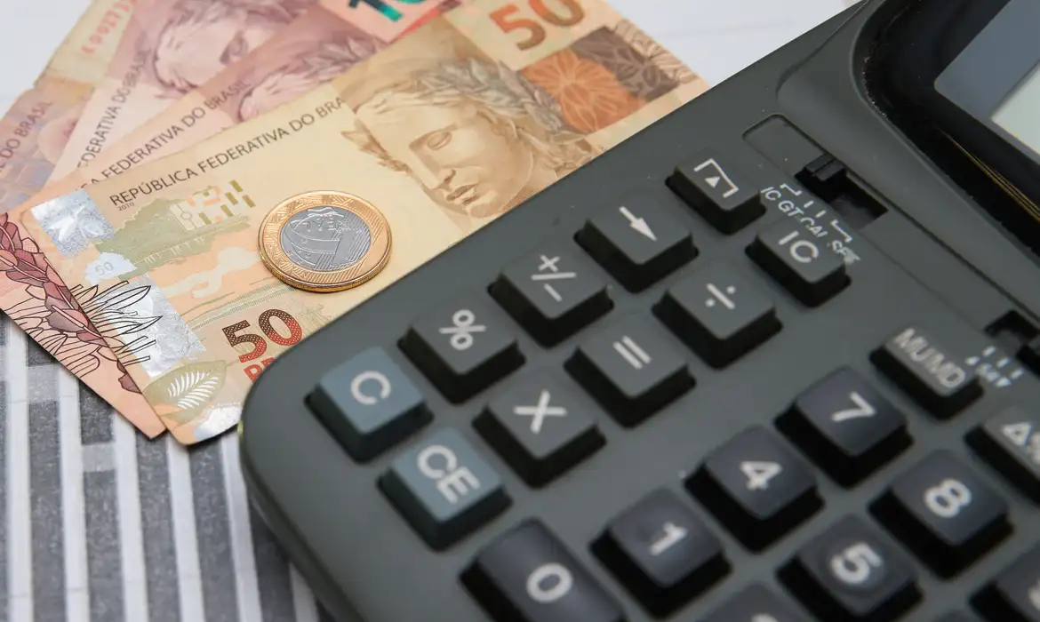 Economistas reduzem previsão para juros pela primeira vez desde o início da guerra no Irã