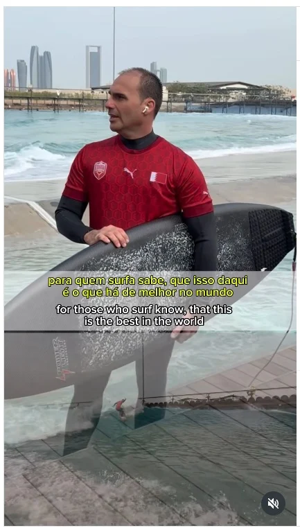 Eduardo Bolsonaro com prancha de surfe em Abu Dhabi
