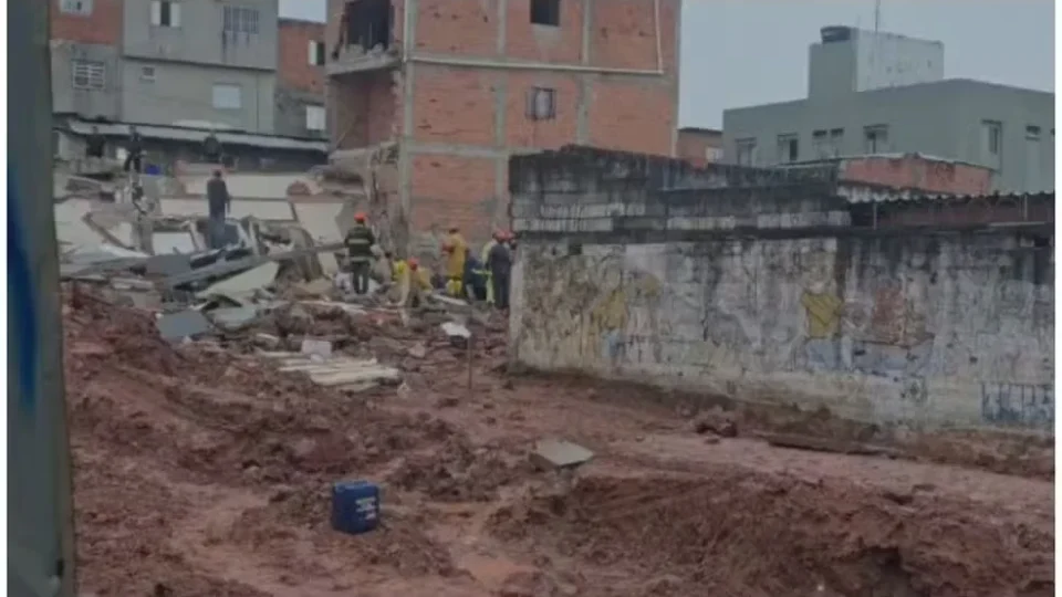 Imóvel desaba em São Bernardo (SP) e deixa vítima sob os escombros; três pessoas foram resgatadas